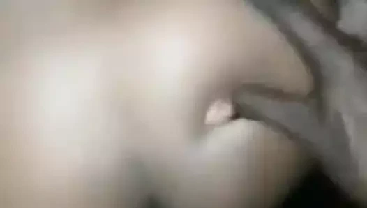 Üvey babam agresif bir şekilde göt deliğimi sikiyor... Aman tanrım!! Genç göt için büyük zenci yarağı ile sert anal seks