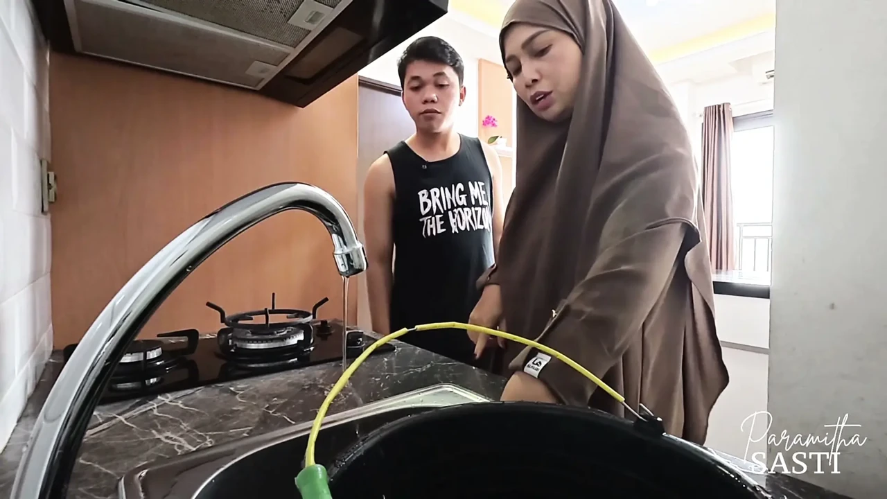 Musluğu Tamir Etmek İçin Yardım İstediğinde Hijablı Komşum Sikildi