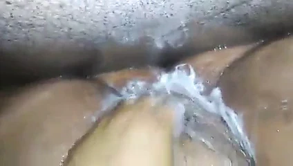 Bbw masturbates ve biter içinde the duş