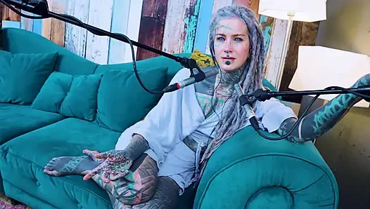 U hakkında konuşuyorum - rahatsız - asmr podcast sfw konuşuyor gotik sıska kız dreadlocks dövmeli model dövmeli kız