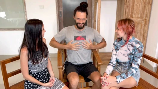 İki seksi kız üçlü sekste taklitçi striptiz oyunu oynuyor