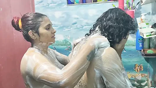 Banyo romantizmi ve elle muamele ans penis götünü ovuyor
