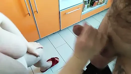Orta yaşlı seksi kadın yarağımı emiyor ve ağzına boşalıyor 4