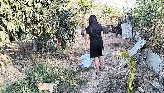 18 yaşındaki genç kız ağaçta meyve toplarken çiftçi bir çocuğu ona mastürbasyon yaparken yakaladı