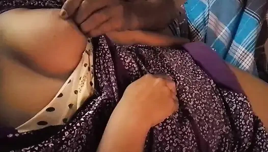 Une villageoise indienne se fait masser les seins par son mari