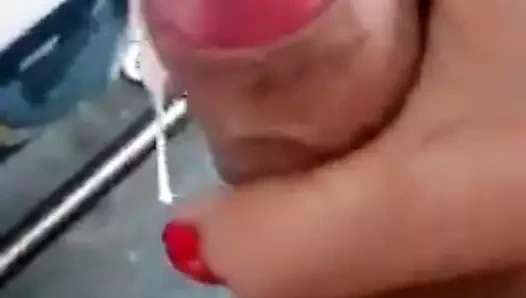 Güzel yaraklı transeksüel otobüste boşalıyor 4