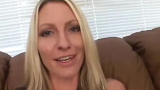 Orta yaşlı seksi kadın Emma harika bir vücuda sahip ve sikişmeye hevesli