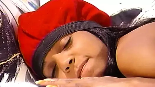 Mükemmel zenci genç kız beyaz yarak üzerinde çıldırıyor