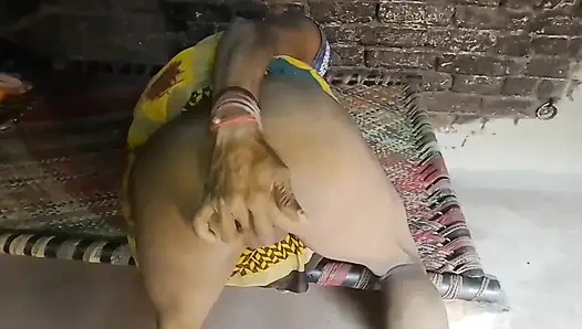 Düşünceleri yumuşak şehvetli anlarıyla yalnız