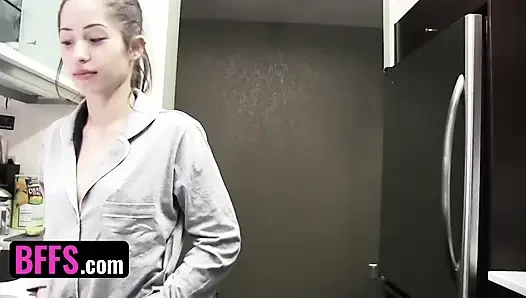 İki erkek arkadaş - yaramaz kankalar pijama partisinde takma yaraklı dildoyla parmakla sikiliyor ve deliniyor