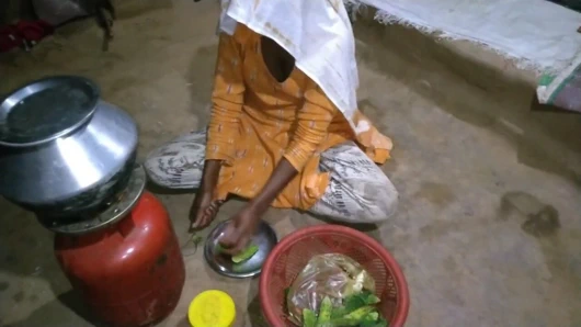 Hintli evli kadın seks yapıyor