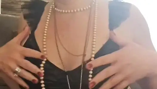 Seksi bir üvey anne vajinasını ve büyük götünü okşuyor