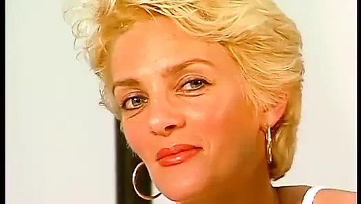 İki muhteşem sarışın hatun birbirlerinin ıslak amını oynuyor