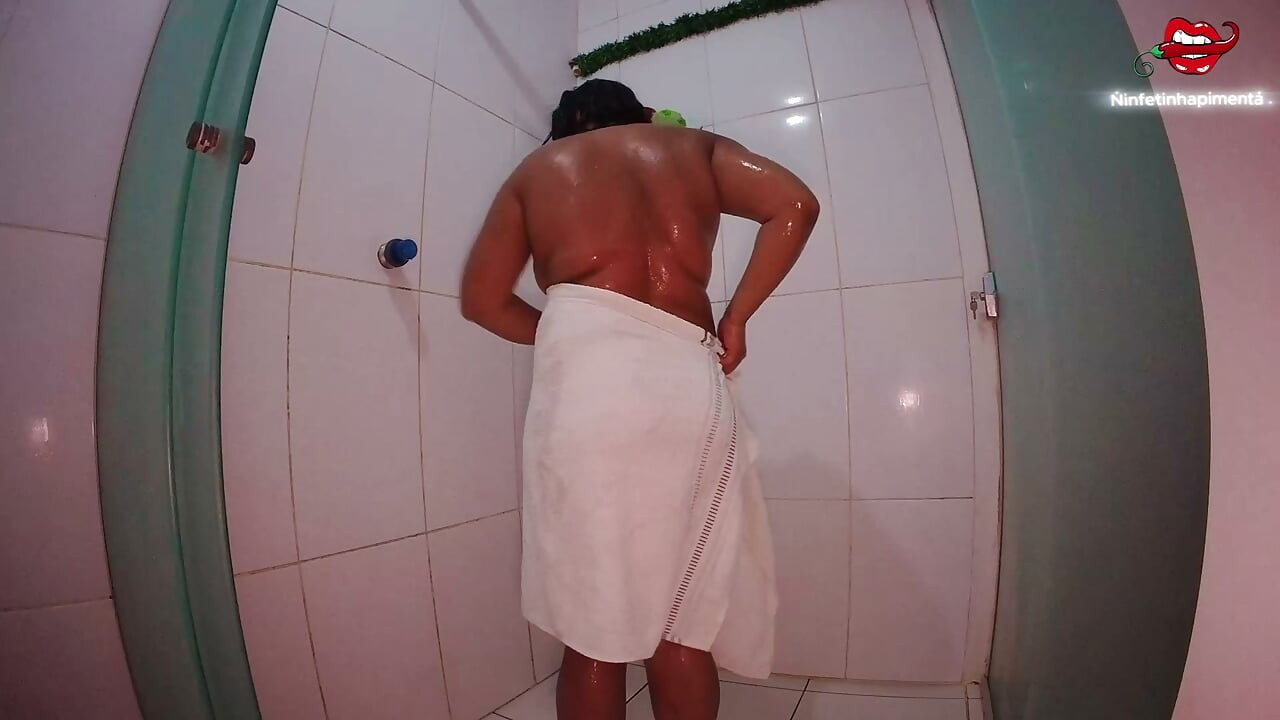 Sahilden ateşler içinde amımla geldim, güzel bir duş aldım, gel bana sürter misin?