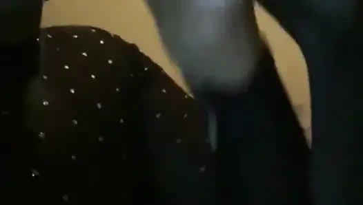 Üvey babam bizimle taşındı ve gece geç saatlerde biraz eğleniyoruz