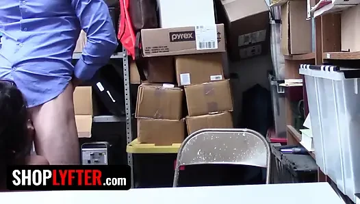 Shoplyfter - ateşli zenci vixen kat arina kanunla ilgili sorunlardan kaçınmak için memurun yarağını sikiyor