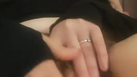 Orta yaşlı seksi kadın kıllı amcığını seviyor
