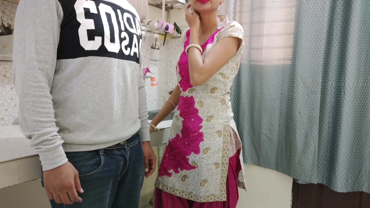 भाग 2 - भारतीय सेक्सी सौतेली माँ रसोई में सौतेले बेटे द्वारा चोदी गई - हिंदी ऑडियो Hornycouple149