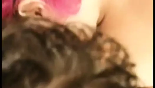 Pis domuz yağı kovası pembe saçlı bir erkeğe boyun eğdirir