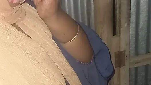 Başka bir adamın karısının odasına girdim ve onu hafifçe öptüm.