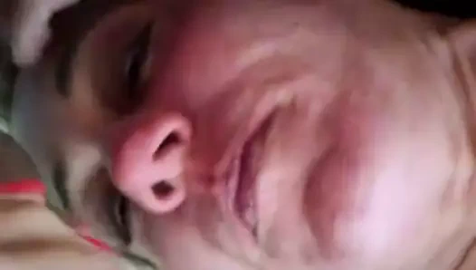 Lady j bir inci kolye alır