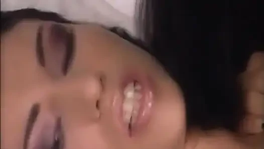Esmer Alman orta yaşlı seksi kadın nostaljik iki kadın bir erkek üçlü grup sekste paylaşılıyor