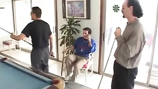Küçük memeli sarışın kız çifte götten sikişiyor seks partisi... ağzına boşalma
