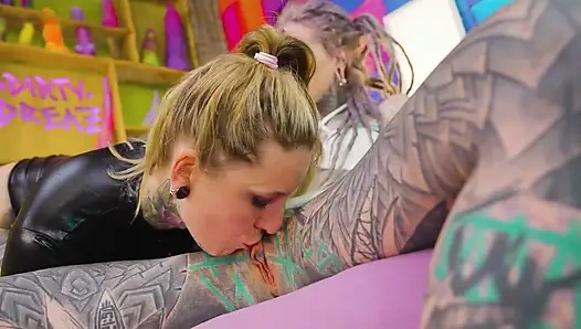 Alternatif dövmeli kızlar gırtlağına kadar alıyor ve götten ağza yüze boşalma