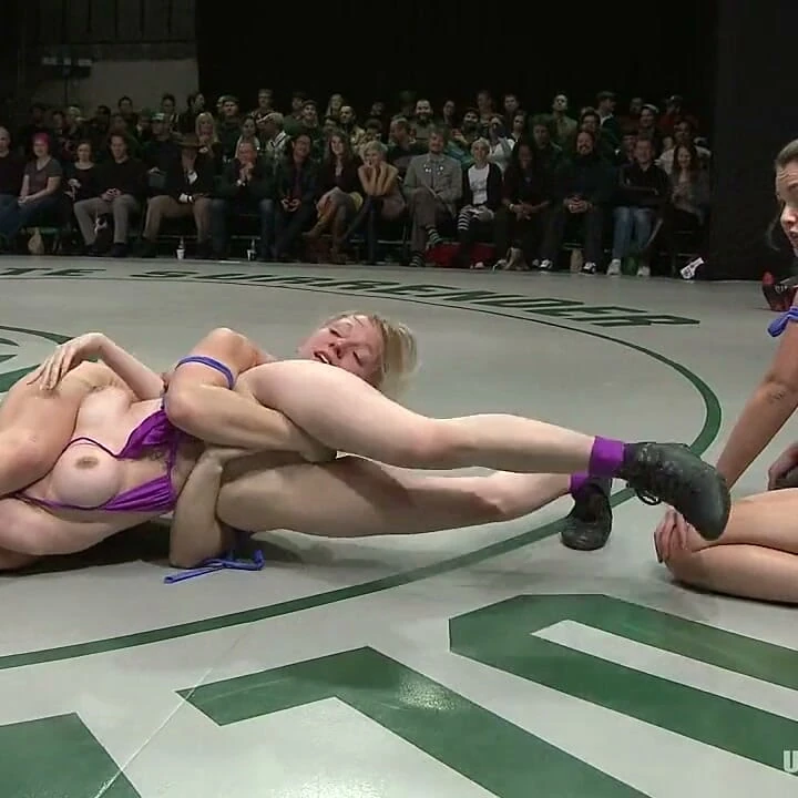 2011 Tag Team League'in ilk maçı!: Tanrıçalar ve Team Ice canlı seyirci önünde