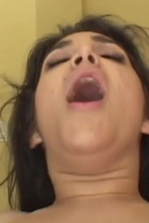 Sert bir yarak varken kalın büyük götüyle çok ateşli görünüyor