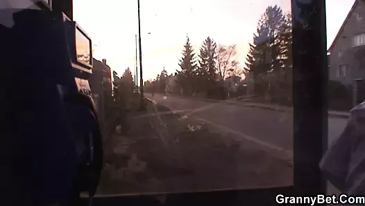 Çok eski sarışın anneanne sürmek onun genç çük