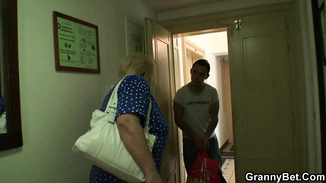 70 yaşındaki sarışın nine yarağına biniyor
