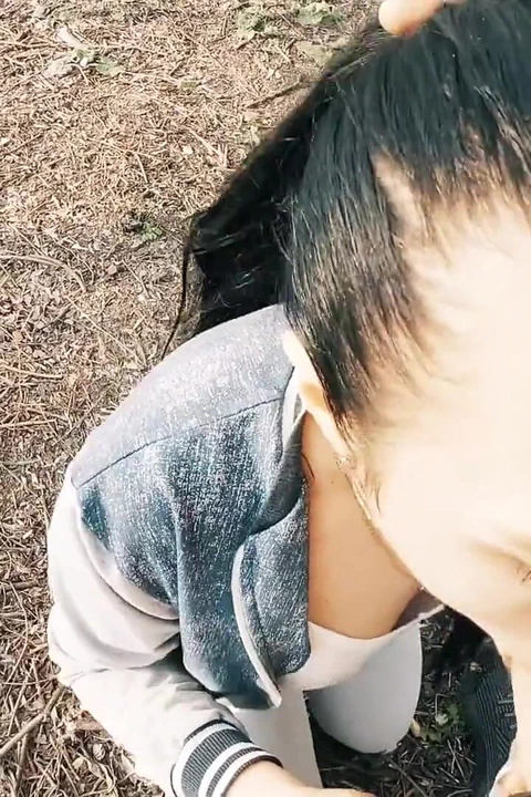 Aldatan turist yardım için çadırda yabancıyı emiyor - ağzına boşalma ve oral dölleme - black lynn