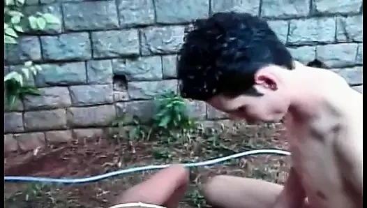 Ateşli Brezilyalı tatlı Sandra arkadaşlarına arabalarını yıkamalarını ve biraz biseksüel eğlence çimi yemelerini önerdi