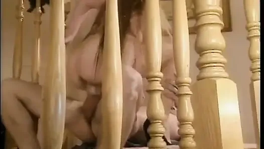 Une nympho excitée aux cheveux longs se fait défoncer sa chatte rose étroite dans les escaliers