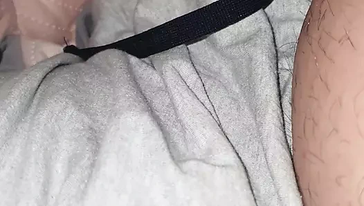 Üvey anne üvey oğlunun pantolonunun altında el kayması ve yarağını elle muamele