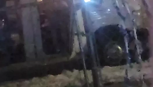 Olgun evli kadın dışarıda tangayla yürüyor