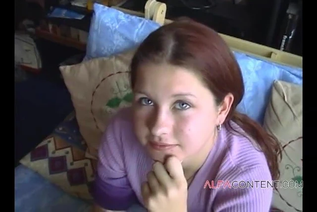 Британская тинка сосет член и принимает камшот на лицо