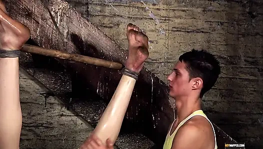 Sıkı bir anal açıklıkla oynuyor