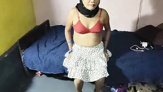 Hintli sevimli ve seksi kız üvey erkek kardeşi tarafından sikiliyor