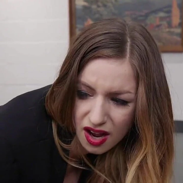 От продаж до секса по телефону, Stella Cox знает, как угодить клиентам