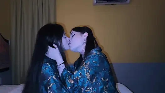 Lezbiyen öpüşme ve makaslama derlemesi