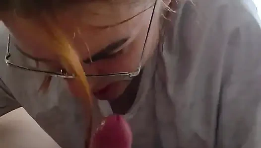 Üvey kız kardeşim, ne sevdiğimi biliyor, sadece sikimi ağzına alıyor ve boşalana kadar emiyor