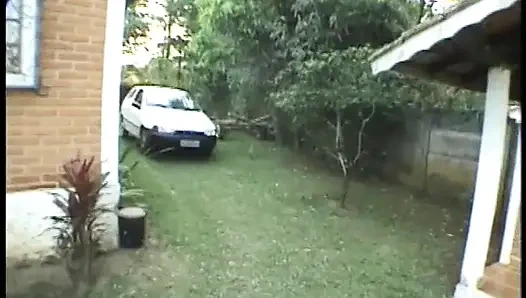 Azgın hatun sıkı deliklerinin büyük biseksüel direkler tarafından çifte delinmesinde eğleniyor