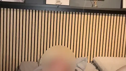 Evde yalnızken ve yapay penisinle oynamak istediğinde.