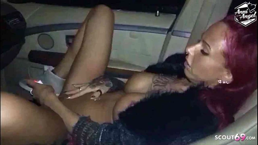 Alman genç arabada orgazm olmak için klitoris vibratör kullanıyor