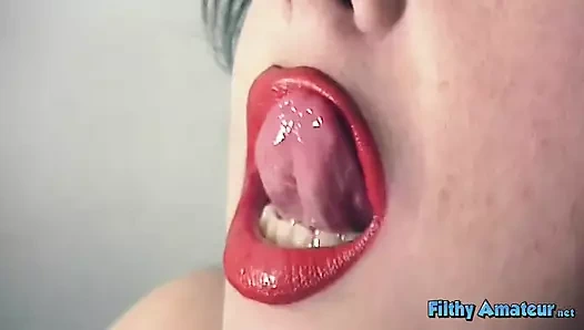 Tombul sahibe arkadaşının erkek arkadaşının yarağının üstüne işiyor