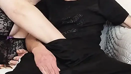 Kayınvalide ağzına boşalmadan önce derin ve yüksek kalitede sakso çekiyor