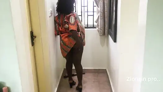 Ana etkinlikten önce Afrikalı elbiseli kalın zenci Afrikalı güzel sürtük striptiz.
