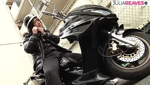 Hatun büyük yaraklarla öğürüyor sonra dildolarla da sikiliyor